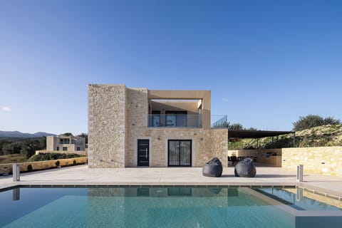 Private 40 sqm outdoor pool with integrated kids pool to relax under the sun