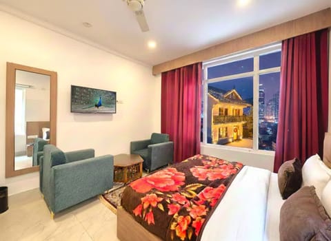 Deluxe Double Room | Desk, laptop workspace, blackout drapes, soundproofing