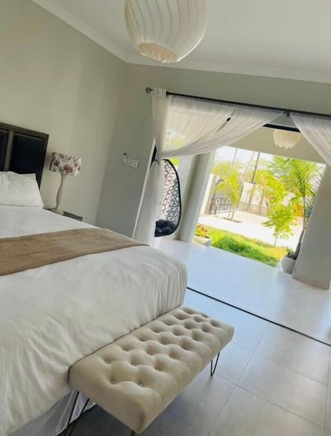 Luxury House, Garden View | Premium bedding, memory foam beds, desk, soundproofing