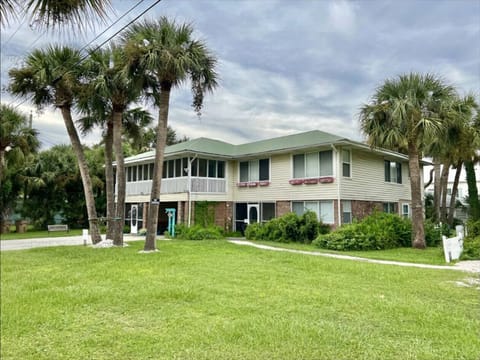 The Fish Cottage - sleeps 20; 3 complete units in one.... One Fish, Two Fish, Red Fish, and Blue Fish