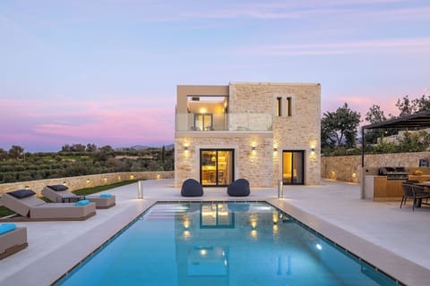 Private pool with integrated kids pool and breathtaking views on the mountains