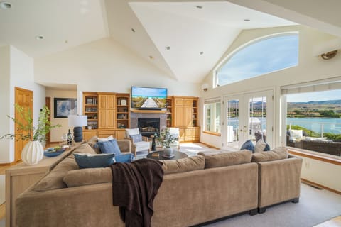 Lakefront, Walk to Shops & Wineries, Wapato Point House in Manson