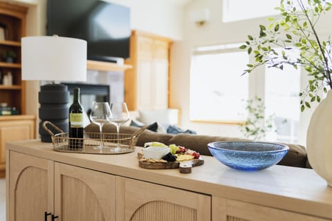 Lakefront, Walk to Shops & Wineries, Wapato Point House in Manson