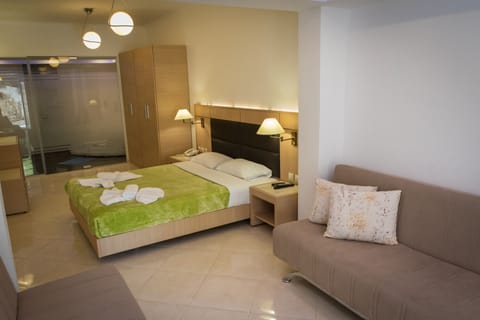 Family Quadruple Room | Soundproofing, iron/ironing board, bed sheets