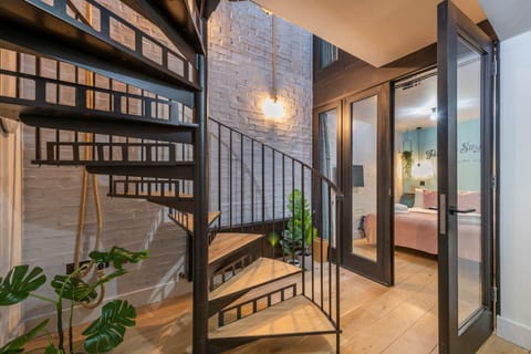 Apartment, Multiple Beds, Kitchen, City View (Long Acre 4) | 2 bedrooms, individually decorated, individually furnished, bed sheets