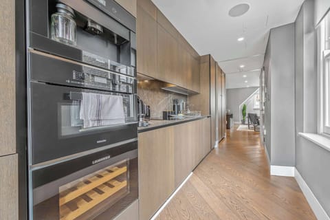 Apartment, 1 King Bed with Sofa bed, Patio, City View (Bateman St 13, 3) | Private kitchen