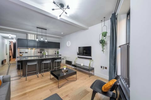 Apartment, 1 King Bed with Sofa bed, Kitchen, City View (Long Acre 1) | Living area