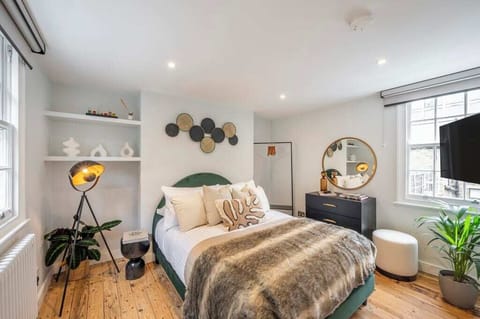 House, Multiple Beds, Pets Not Allowed, City View (Goodwins Court) | 2 bedrooms, individually decorated, individually furnished, bed sheets