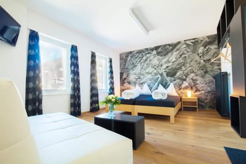 Desk, soundproofing, free WiFi, bed sheets