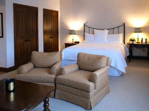 Stretch out in a cozy suite with lounge seating and king bed.