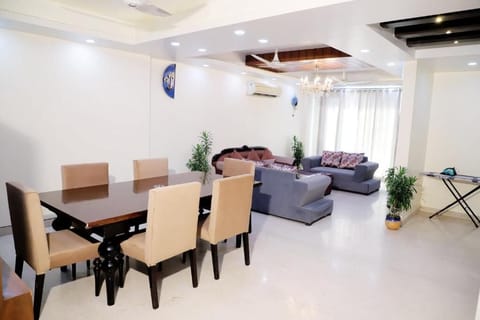 Premium Apartment, Balcony, City View | Dining