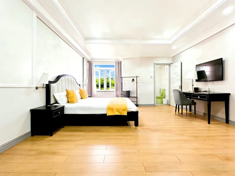 Luxury Suite, 1 King Bed, Kitchenette, Courtyard View | Desk, laptop workspace, soundproofing, iron/ironing board