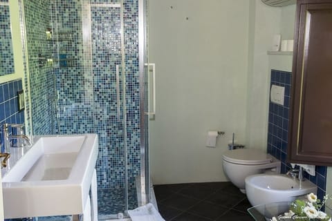 Classic Suite, Garden View | Bathroom | Free toiletries, hair dryer, slippers, towels