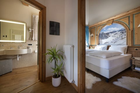 Suite, Balcony, Mountain View | In-room safe, iron/ironing board, free WiFi