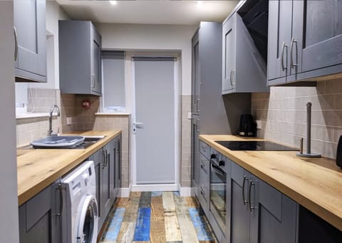 Family House, 6 Bedrooms | Private kitchen