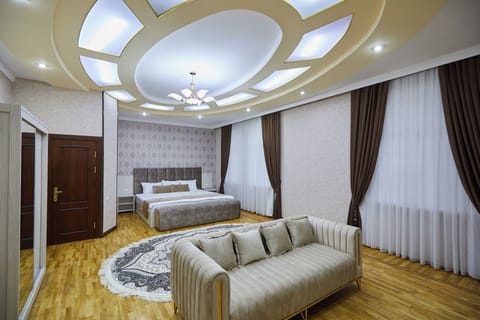 Luxury Suite | Desk, laptop workspace