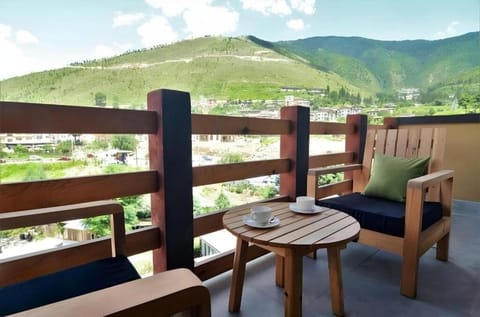 Suite, 1 King Bed | Outdoor dining