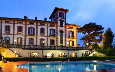 Seasonal outdoor pool, open 9:30 AM to 7:00 PM, pool umbrellas