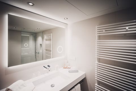Junior Suite | Bathroom | Hair dryer, towels