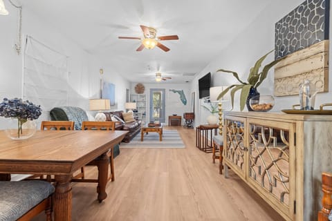 Living Area/Dining
