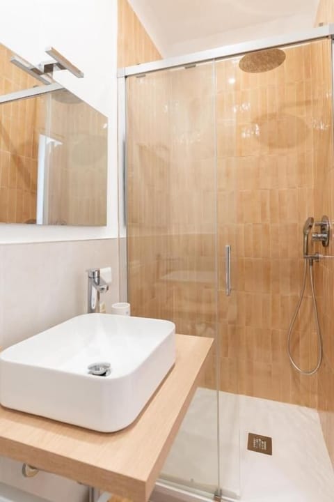 Superior Double Room, Courtyard View | Bathroom