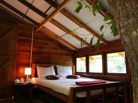 Classic Tree House, Balcony, Courtyard View | Iron/ironing board, bed sheets