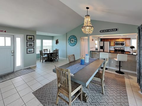 Dining Area - Seating for 4