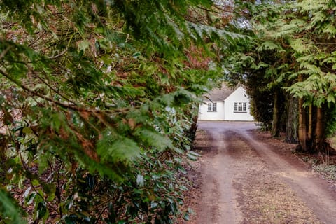 Wynmere Cottage, Chipping Norton, nestles tucked away up a private, tree lined driveway