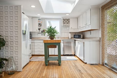 The fully equipped kitchen has everything necessary to make a great meal. A large skylight brings in amazing natural light
