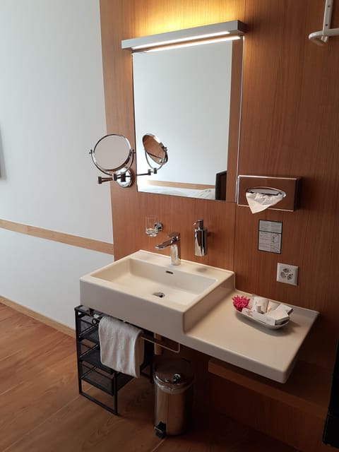 Single Room, City View | Bathroom sink
