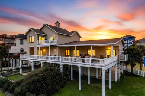 Exterior Oasis: Stunning sunsets await on the spacious deck, perfect for evening relaxation!