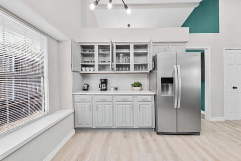 The open layout keeps everything connected, enhancing the spacious feel, while the neutral tones create a warm and inviting atmosphere.