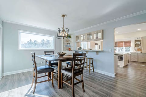 Breakfast spreads, charcuterie boards, pizza nights, and everything in between — this table is ready for it all. Warning: may cause long conversations, happy bellies, and “just one more bite” moments. 