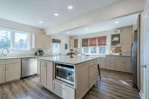 From morning coffee to late-night snacks, this kitchen has your back.