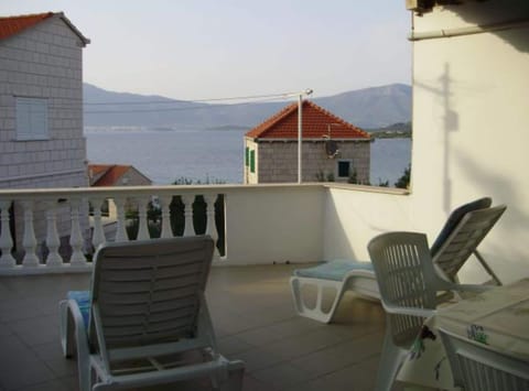 Apartment (Two Bedroom Apartment with Sea View a) | Balcony