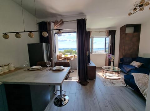 Studio (Studio Apartment with Loggia and SeaV) | Dining room