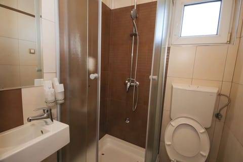 Classic Single Room | Bathroom | Towels, soap, shampoo, toilet paper