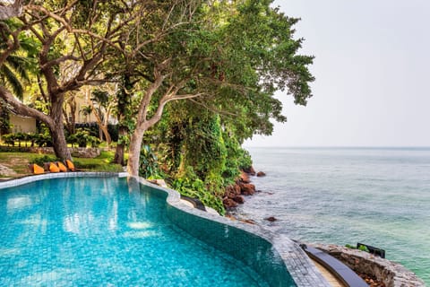 Outdoor pool, pool umbrellas, sun loungers