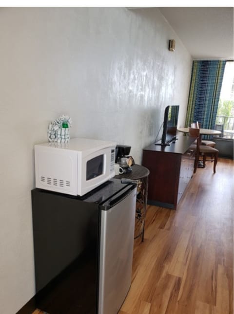 In-room safe, laptop workspace, iron/ironing board, free WiFi