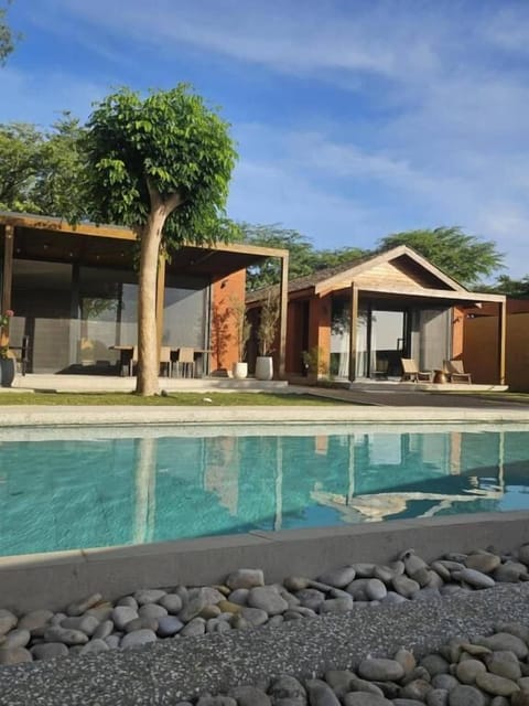 4 outdoor pools