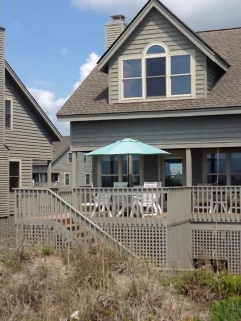 Serenity Hearts Oceanfront Sundeck and Porch