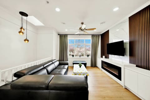 House, 3 Bedrooms, Balcony, Mountain View | Living room