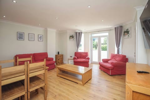 Apartment, 2 Bedrooms, Accessible, Balcony | Living room