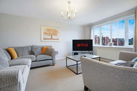 Cosy living room equipped with a SMART TV with Netflix and a comfortable sofa to sit down and relax. 