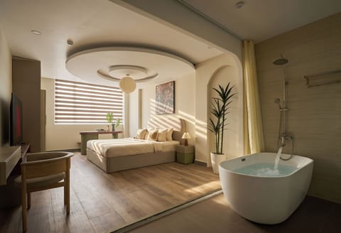 Honeymoon Double Room | Premium bedding, minibar, individually furnished, desk