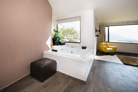 Presidential Suite | Desk, iron/ironing board, free WiFi, bed sheets