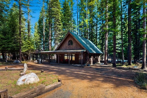 Home exterior and driveway (can fit a trailer)