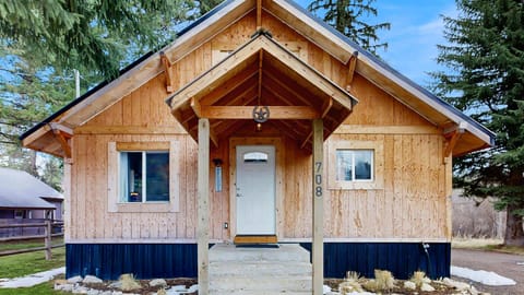 Front entrance of the cabin