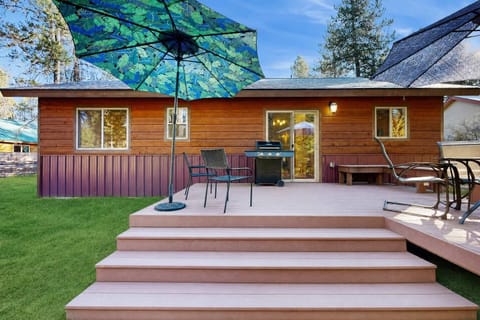 Outdoor deck in the fenced in back yard, perfect for dogs (pet friendly home). 