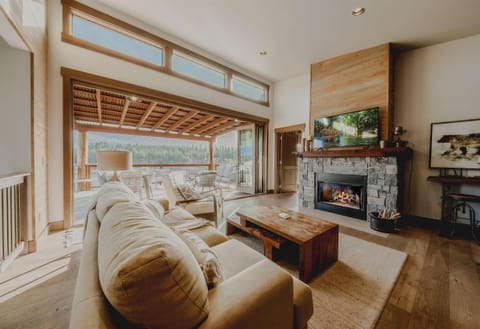 House, Multiple Beds, Hot Tub, Mountain View (Wilderness Club Home) | Living area